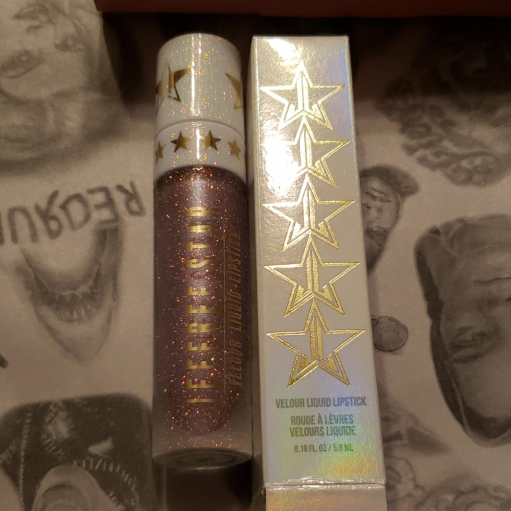 Jeffree Star Liquid lip velour in Clout